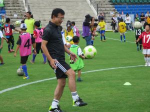 鳥取でのJ-OBフットボールクリニックに参加。リフティングは子供たちのほうが上手。元日本代表・小倉隆史さんとともに
