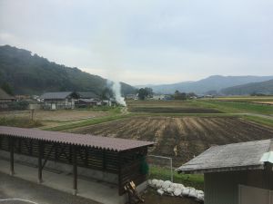 廃校となった元土渕中学校の校舎から眺める遠野の田園風景。まさに稲刈りのピークであった