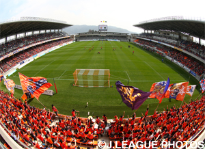 オレンジに染まった長野の新造スタジアム
