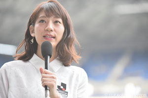 ガンバ大阪対浦和レッズの試合では、朝日放送の中継にピッチレポーターとして出演しました。レポート中も両クラブのサポーターの大声援で押し潰されそうでした。