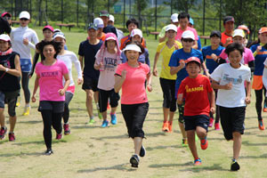 増田明美さんと一緒にランニングを楽しむ参加者たち。