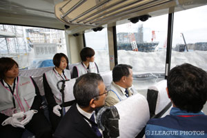 原発事故で避難区域となった富岡町や大熊町、第一原発の状況をバスの中から確認しました。