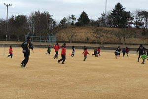 選手たちは、楢葉町や広野町の子どもたち約30名を集めてサッカー教室を開催。