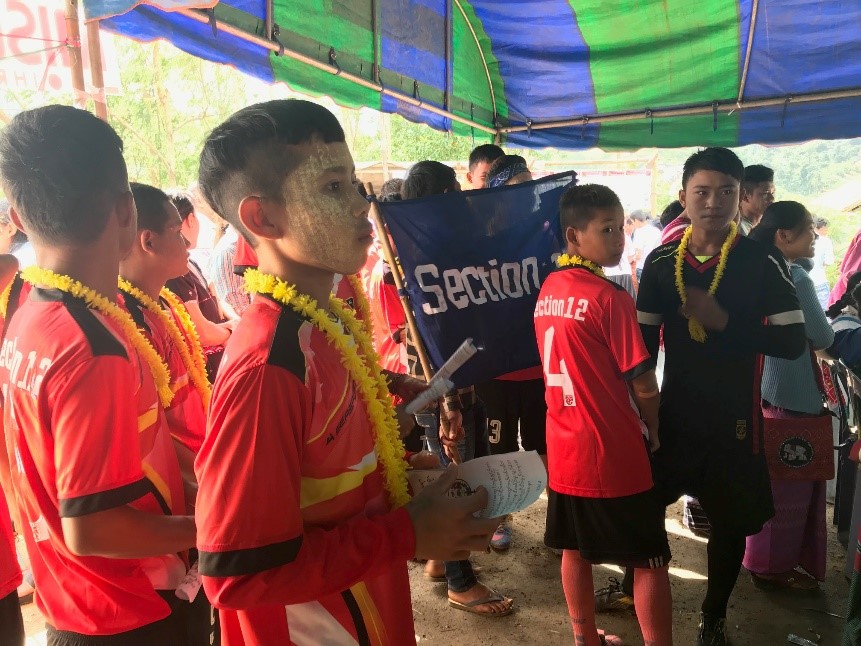 キャンプ内で行われたサッカー大会で優勝し、表彰を待つ子ども達