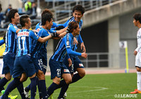 讃岐が1年でのJ2復帰に向け幸先の良いスタート!JFLから昇格した八戸はJ3での初陣を勝利で飾れず【サマリー:明治安田J3 第1節】