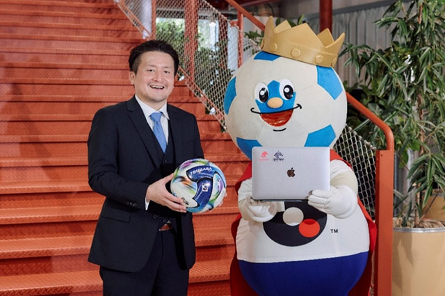 左:ユーザベース 代表取締役 CEO 稲垣 裕介様 右:Jリーグキング