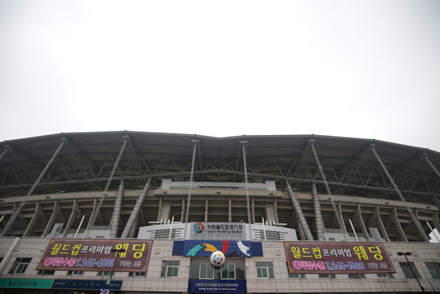 【ＡＣＬ２０１５ ラウンド16 第1戦 水原vs柏】日韓ワールドカップの試合会場となったスタジアムは4万人以上が収容可能（3/15）