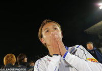 0-0の引き分けに終わり、祈るような表情で他会場の結果を待つ宇佐美【王者の系譜 2014年 Ｇ大阪】
