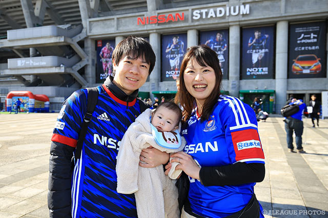 新たな家族とともに愛するクラブのホームゲームへ。この繰り返しが日本サッカーを強くします【明治安田Ｊ１ 第1節 横浜FMvs浦和】