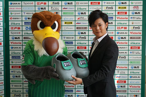 [ ［ 東京Ｖ：株式会社エーウイングとのマスコットパートナー(靴)新規契約締結のお知らせ ］ ] | J's GOAL | フォトニュース