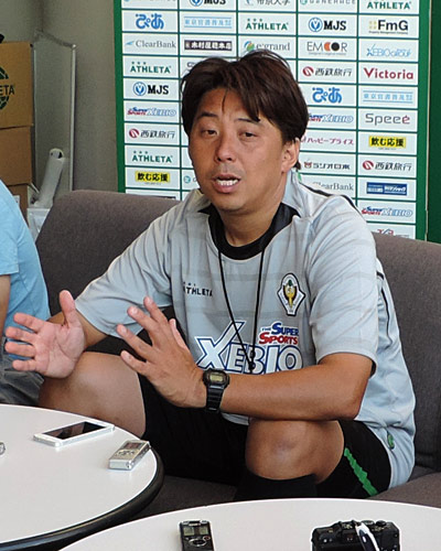 [ [ 東京Ｖ：冨樫剛一新監督の囲み取材の様子 ] ] | J's GOAL | フォトニュース