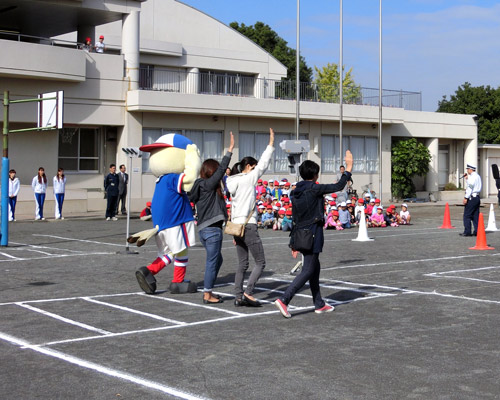 [ [ 横浜FM：「下田小はまっ子交通あんぜん教室」にＦ・マリノスが参加 ] ] | J's GOAL | フォトニュース