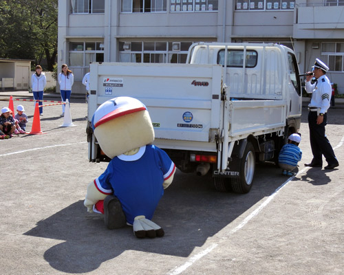 [ [ 横浜FM：「下田小はまっ子交通あんぜん教室」にＦ・マリノスが参加 ] ] | J's GOAL | フォトニュース