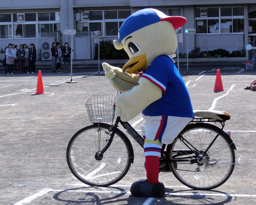 [ [ 横浜FM：「下田小はまっ子交通あんぜん教室」にＦ・マリノスが参加 ] ] | J's GOAL | フォトニュース