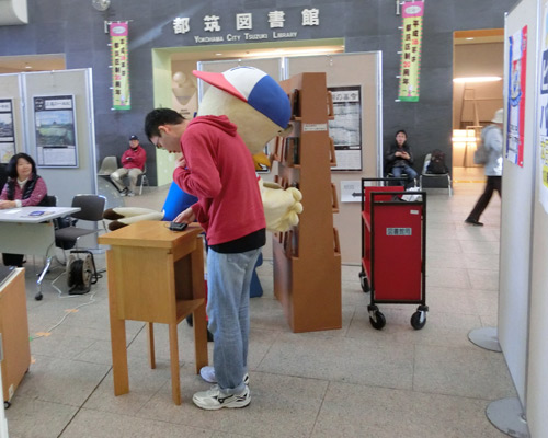 [ [ 横浜FM：「知的書評合戦ビブリオバトル ＩＮ つづき」にマリノスケが参加 ] ] | J's GOAL | フォトニュース