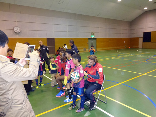 [ [ Ｃ大阪: Ｃ大阪トップチーム選手による、恒例のＣ大阪サッカースクール訪問実施！長居校にはフォルラン選手とカカウ選手が登場！ ] ] | J's GOAL | フォトニュース