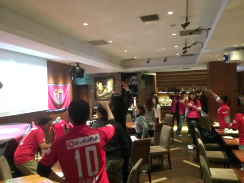 [ [ Ｃ大阪: 「azul」にて、Ｃ大阪のJ1第32節（仙台戦＠ユアスタ）「Bee Va Cerezo！！アウェイ店内観戦」を行います！ ] ] | J's GOAL | フォトニュース