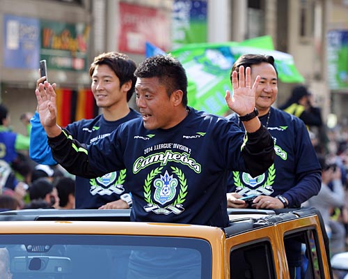 [  [ 湘南：J2優勝祝賀パレード ] ] | J's GOAL | フォトニュース