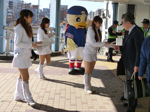 [ [ 横浜FM：港北警察署「交番の日制定記念日」にＦ・マリノスが参加 ] ] | J's GOAL | フォトニュース