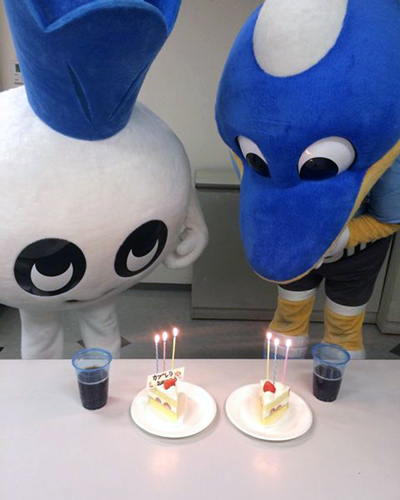 [ [ 川崎Ｆ：ふろん太がカブレラを祝福!! ] ] | J's GOAL | フォトニュース