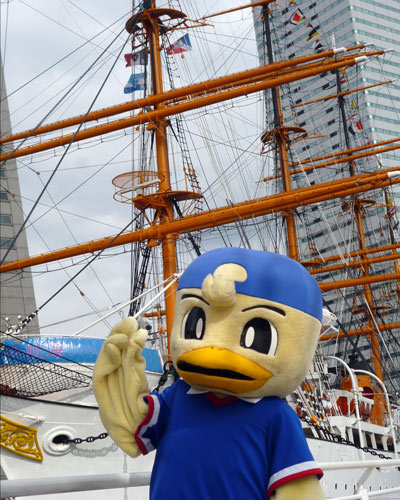 [ [ 横浜FM：「帆船日本丸85回目の進水記念祭」にマリノスケが参加 ] ] | J's GOAL | フォトニュース