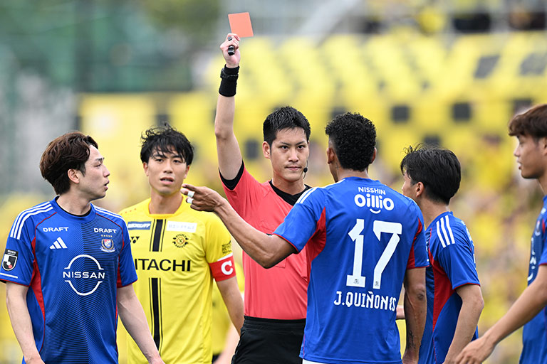 写真：レッドカードを出される川崎フロンターレ