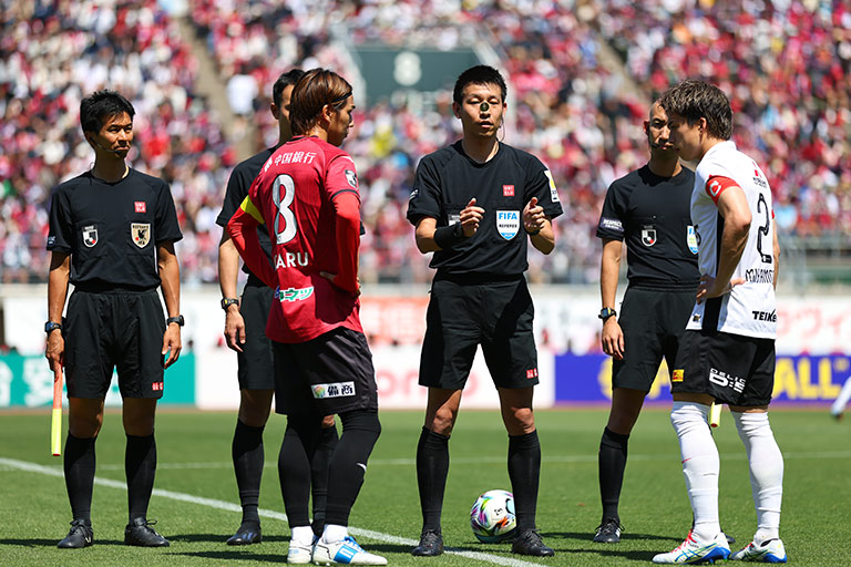 試合前に行われるコイントス