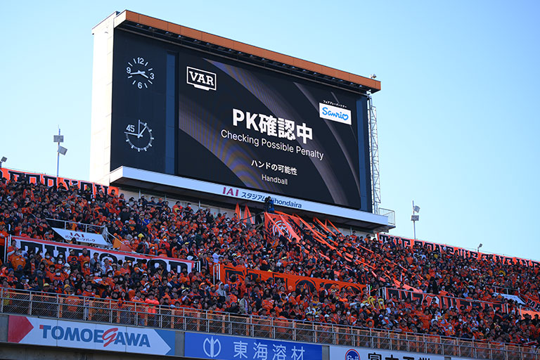 写真：PK 主審と選手