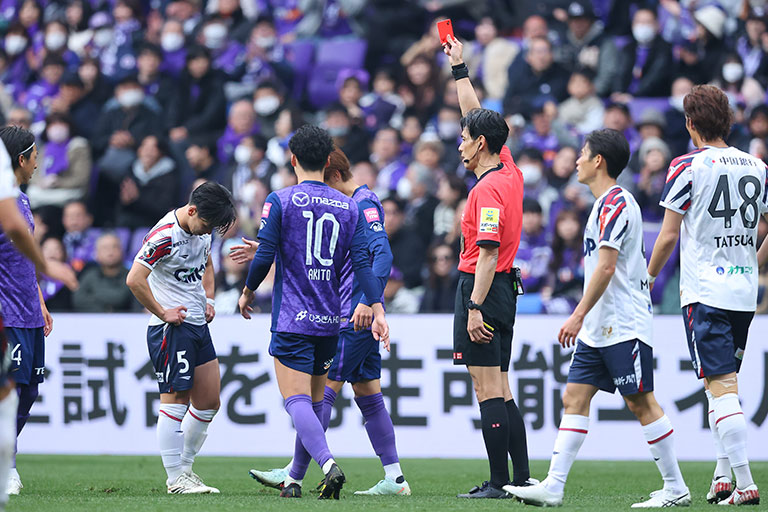 写真：レッドカードを出す主審