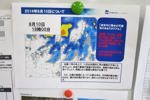 刻々と変化する天候の情報は運営本部のホワイトボードに張り出される。（8月10日、秋田市八橋運動公園球技場運営本部にて）