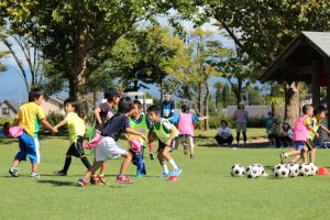 二人一組になっての「手つなぎ鬼」に夢中の子供たち