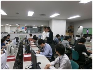 データスタジアム（株）のオフィス。徹底的に鍛えられたプロフェッショナル達がJリーグの試合分析を行っている。