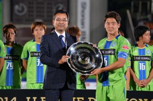 新任チェアマンとして初めて優勝シャーレを渡した