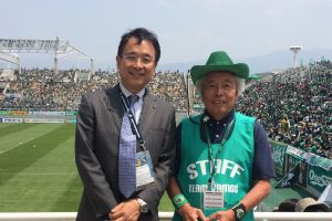 ボランティア組織『チームバモス』の田中昇さんと。2008年の北信越リーグからJＦＬ、Ｊ２と現在までホームゲーム109試合連続出場中