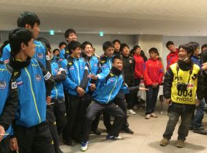 スピーチするキャプテンを笑わせようとする仲間たち