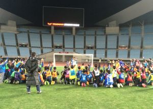 ＰＫ挑戦を志願し我先に手を挙げる小学生たち