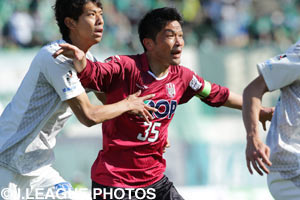 狙った獲物はどこまでも追いかける粘り強さを見せたDF岩政大樹（2015年3月8日撮影）