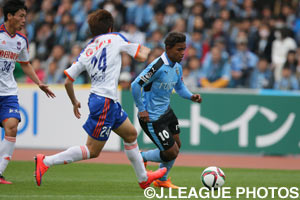 ２年ぶりにマッチアップした川口尚紀（新潟）とレナト（川崎F）