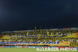 平日のナイター開催にもかかわらず、多くのサポーターが会場に詰めかけた。