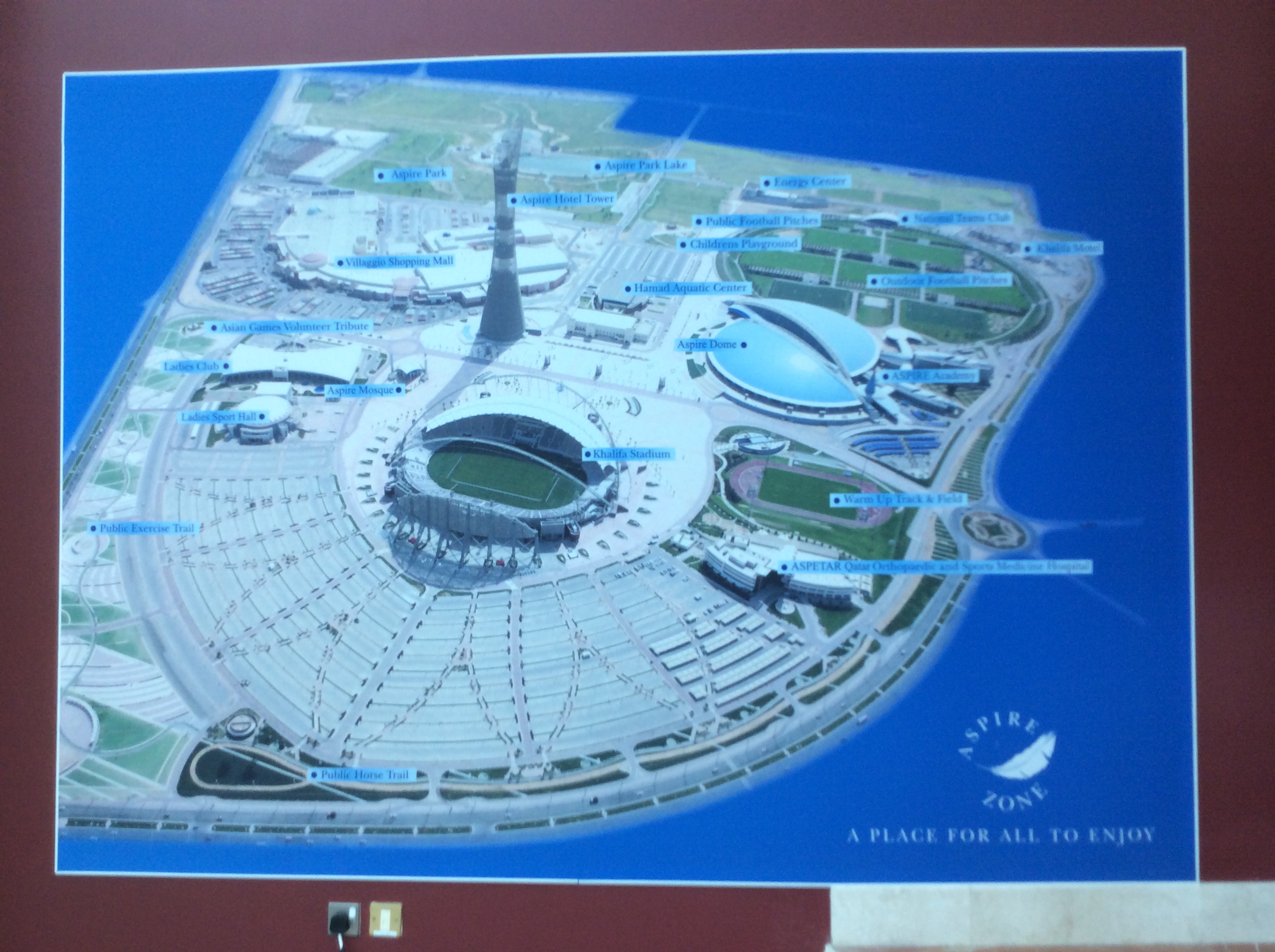 「ASPIRE」の全体図。中央にサッカースタジアムとトーチ（たいまつ）型のホテル。右上に屋外ピッチと室内練習場、左上に公園やショッピングモールが併設されている