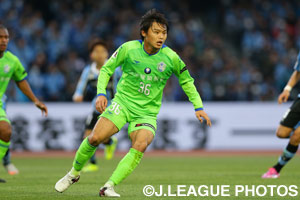 川崎Ｆ戦でダイナミックなゴールを挙げた岡本。アシストしたのは共に3バックを組む三竿であった
