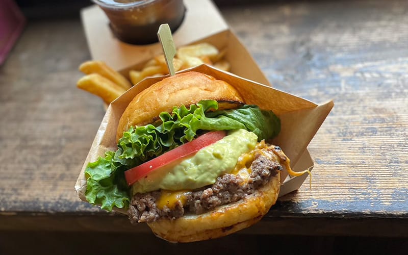 飛騨牛ワカモレ・チーズバーガー