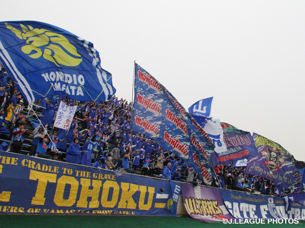 【山形】ユース選手らが雪かきボランティアを実施