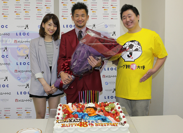 Ｊリーグの「親膳大使」と女子マネが三浦知良選手の48歳の誕生日を祝福！