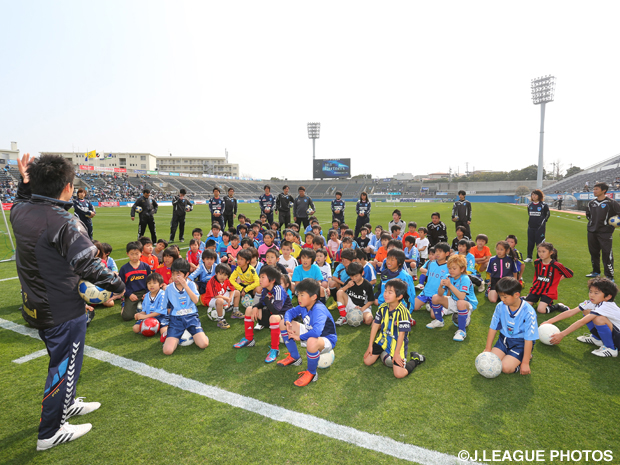 幼児、小学1,2年生とその保護者を対象に親子サッカー教室を開催。（2013年3月10日撮影）