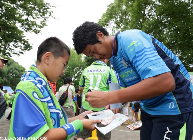 湘南 ｇ大阪戦で 試合前に 選手サイン会を実施 ｊリーグ Jp