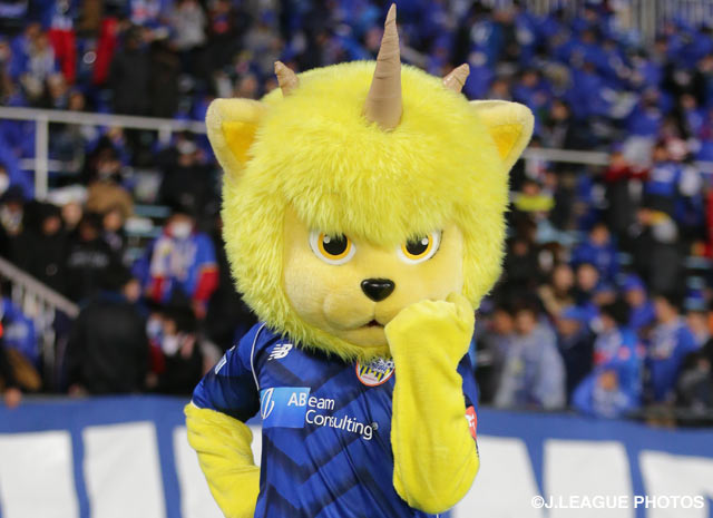 新小学一年生へ入学祝いを贈呈したディーオ。（2015年3月22日撮影）