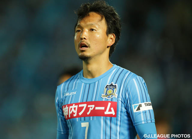 左大腿四頭筋肉離れと診断されたMF永田。（2015年4月1日撮影）
