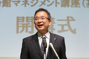 挨拶をする村井チェアマン