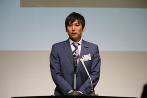 元鹿島の中田 浩二さんが壇上で挨拶